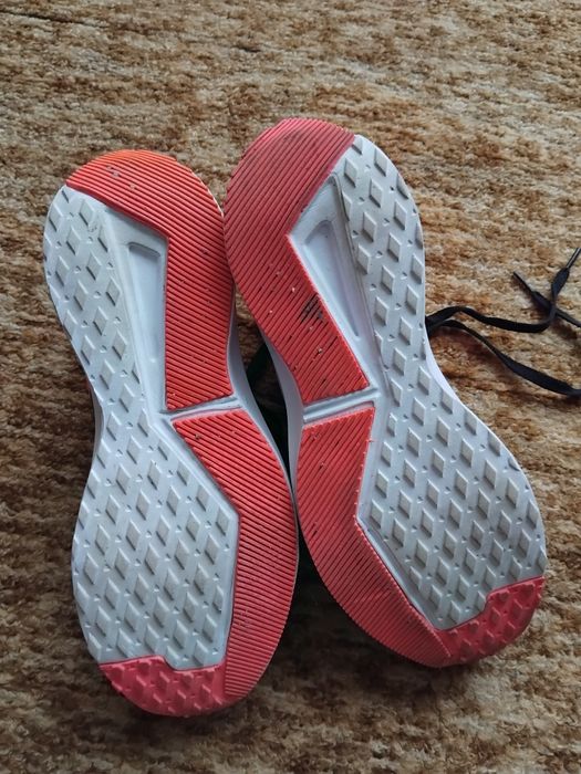 Спортни обувки чисто нови