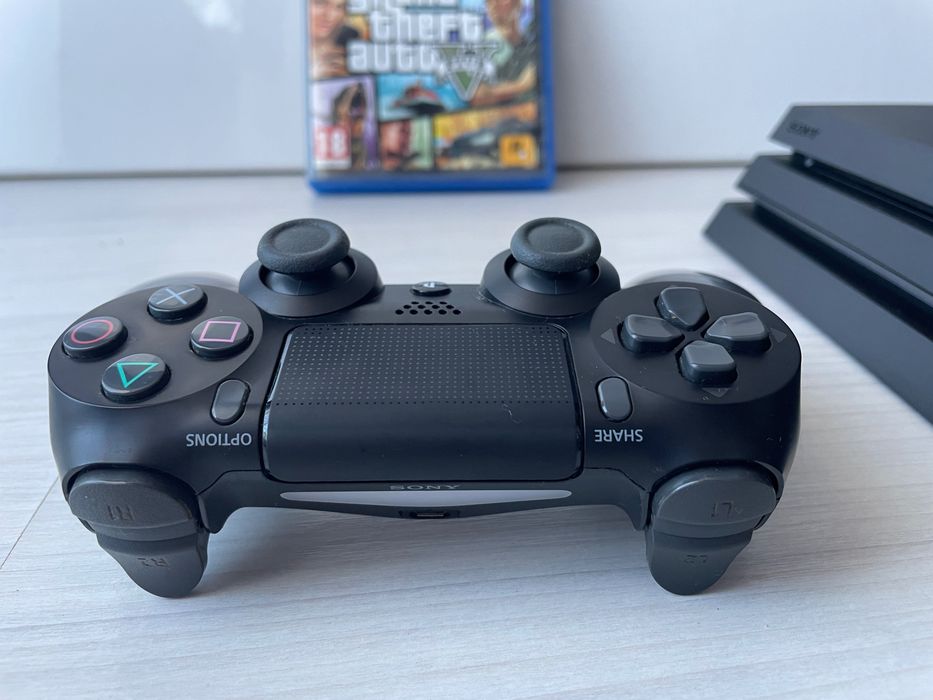 PlayStation Pro 4 + едн джойстик и подарък игра Grand Theft Auto 5