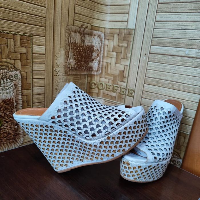 Продам Кожаные шлепки на платформе