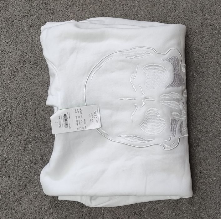 Vând hanorace albe.