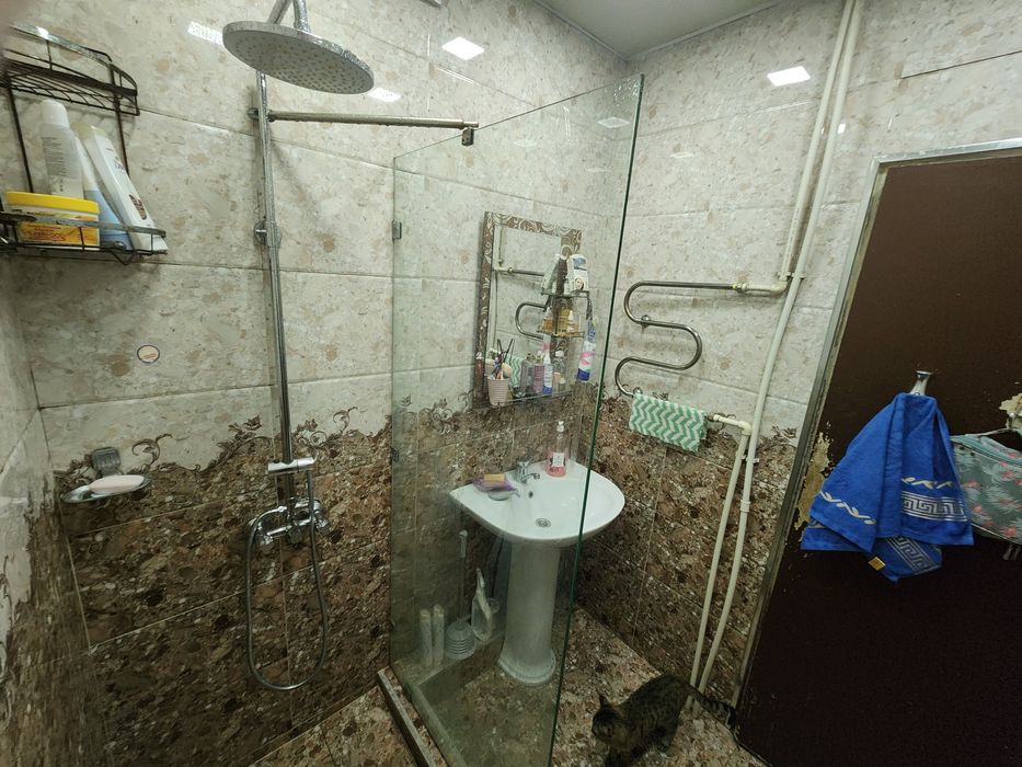 Срочно. Продаётся квартира. Двухкомнатная. Переделанная в трех. 1 этаж