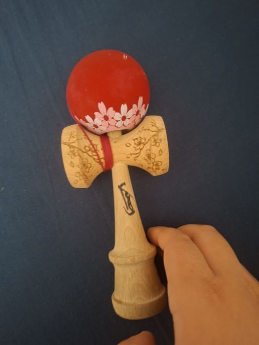 Kendama Karo Sakura roșie puțin jucata