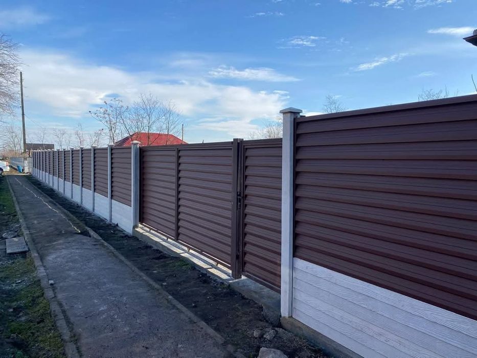 Garduri si porti din sipca metalica, panouri stil jaluzele, plasa bordurata, tabla cutata si alte modele disponibile