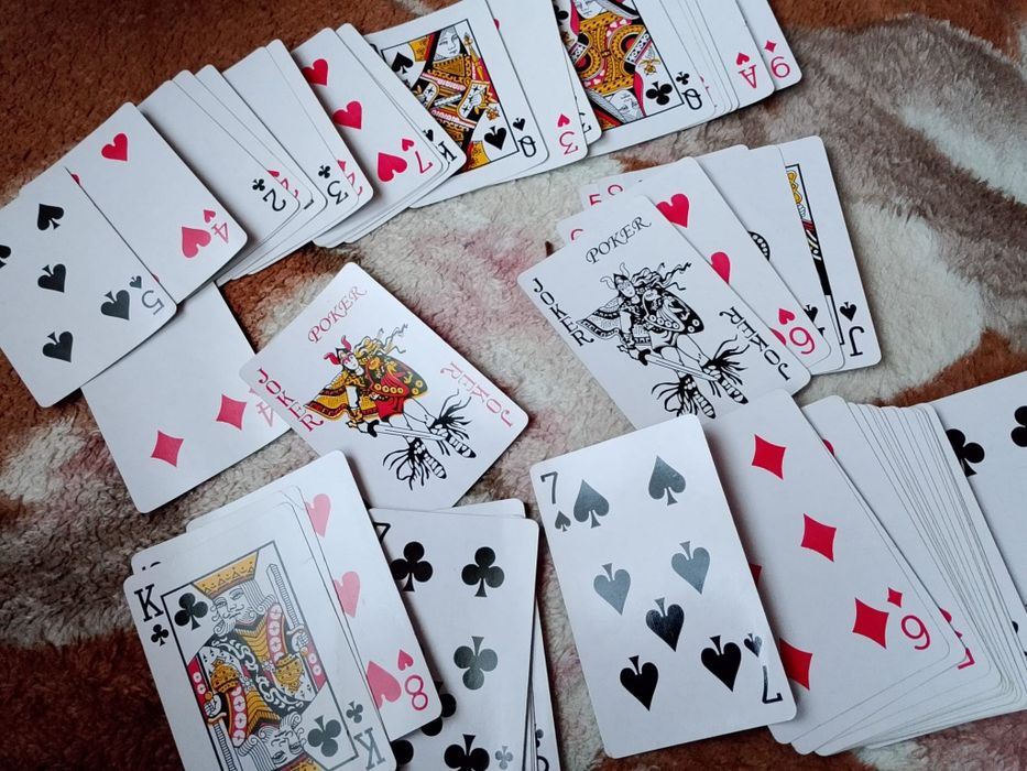 Vând cărți de joc