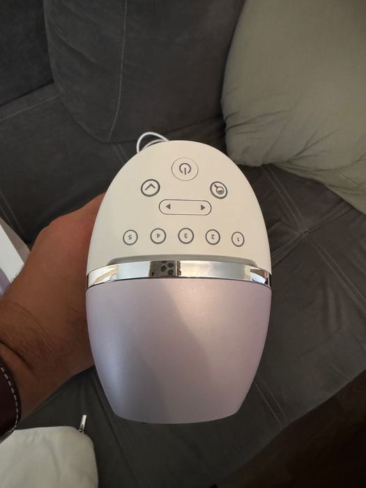 Фотоепилатор Philips Lumea 8000