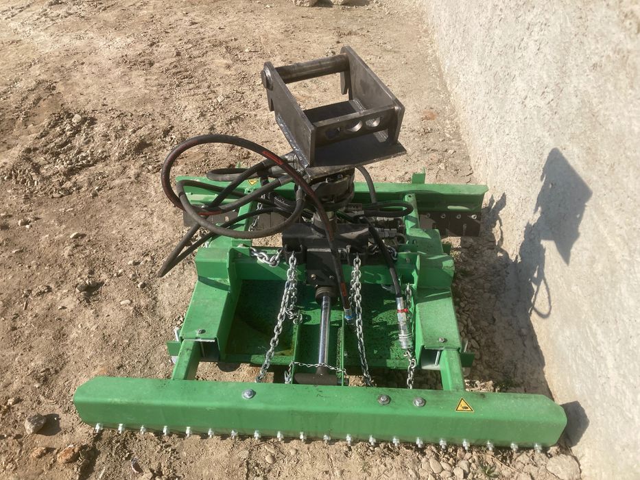 Atașament hidraulic pentru montarea pavajelor