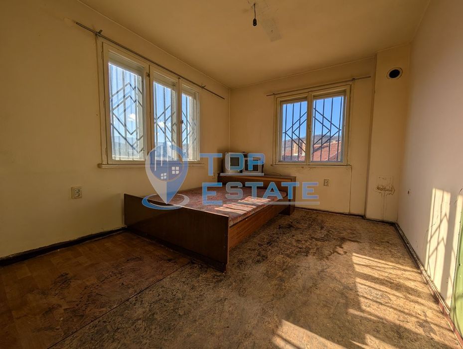 Двуетажна масивна къща с панорама в центъра на град Плачковци