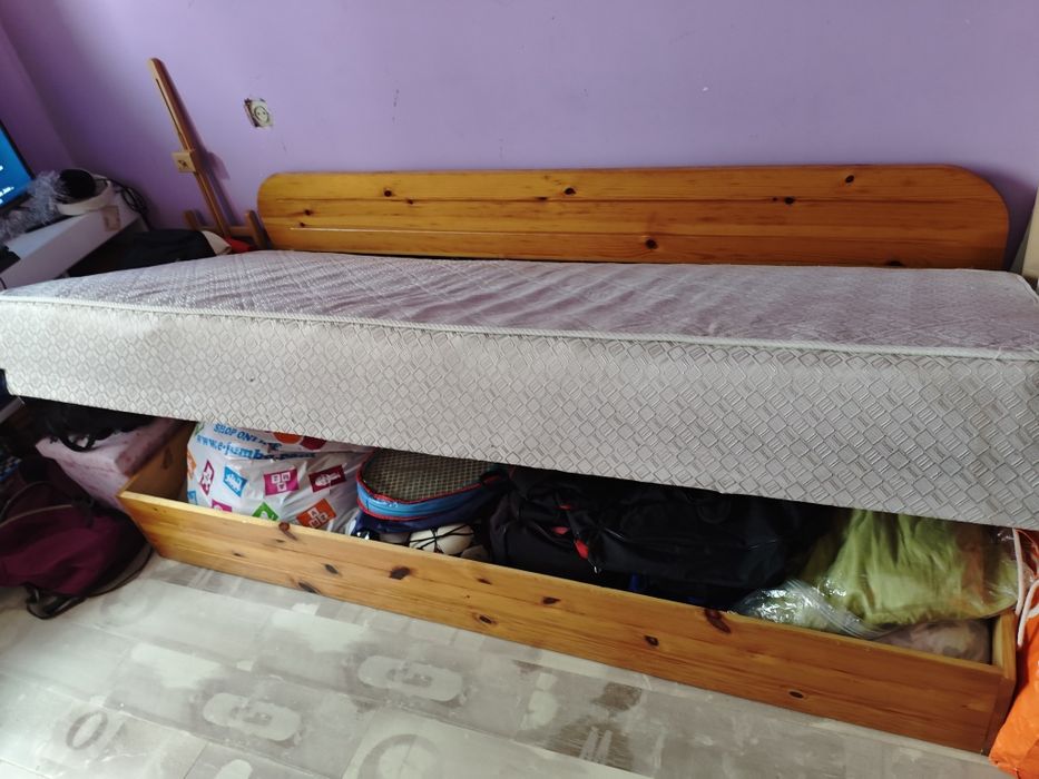 Легло със скрин отдолу