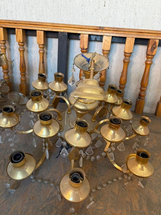 Люстра, светильники.