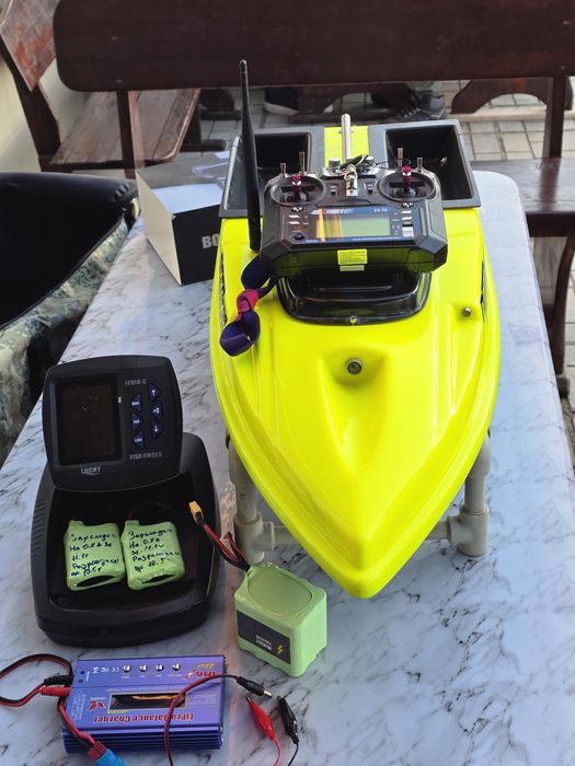 Лодка за захранка NEED FOR SPEED