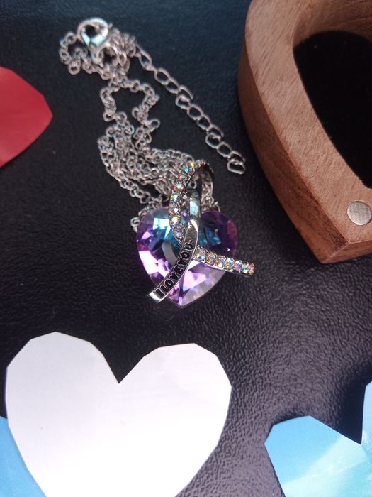 Дървена кутия с колие