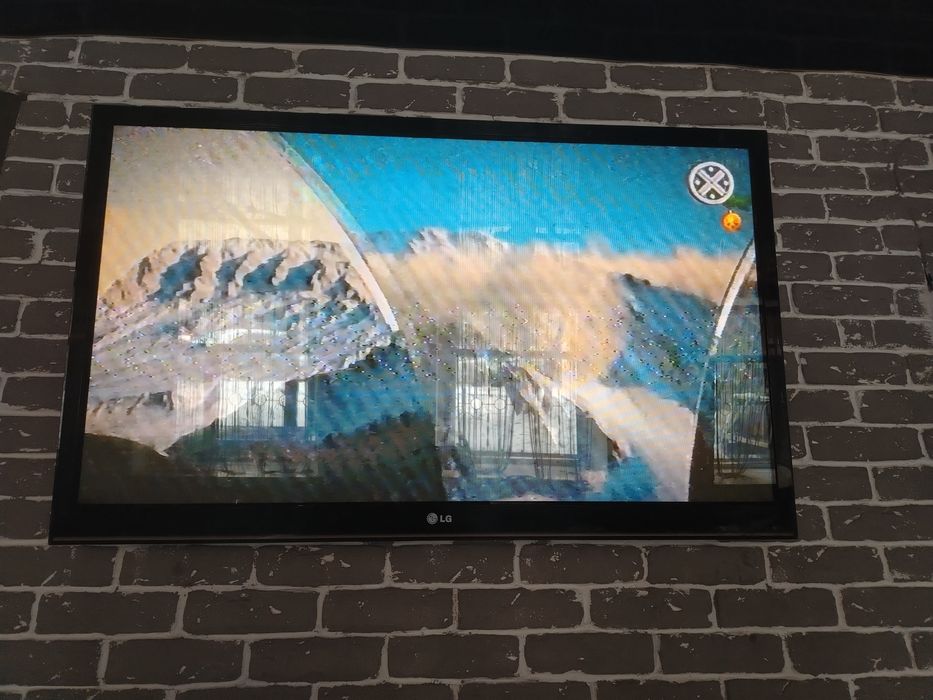 Телевизор LG в идеальном состоянии