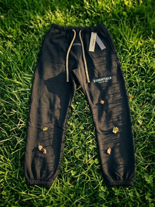 Pantaloni ESSENTIALS | Marimea L