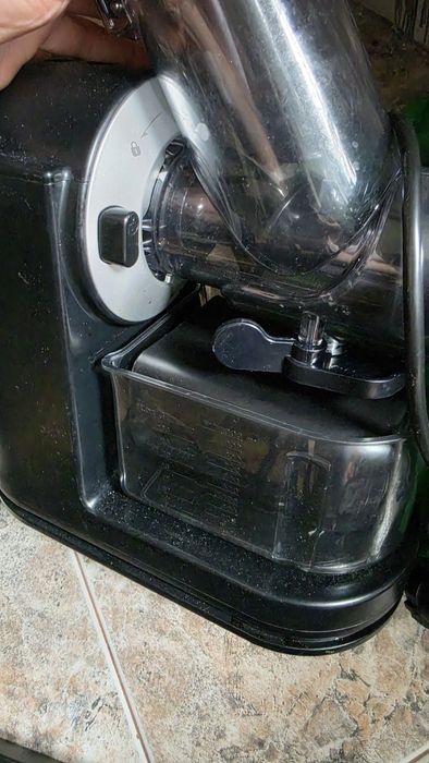 бавнооборотна сокоизстисквачка (студено пресоване / slow juicer) Philips Viva Collection, модел HR1889/70