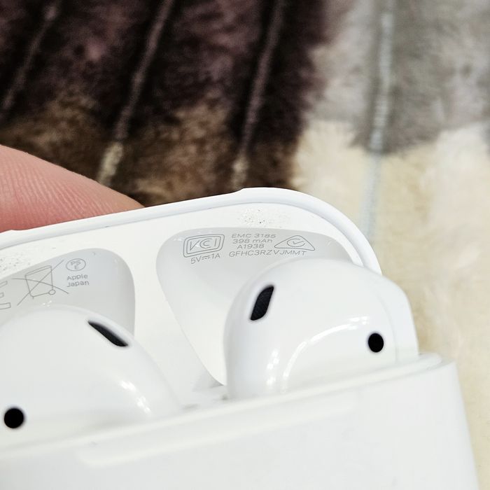 AirPods 2 / GFHC3RZVJMMT / Original Apple