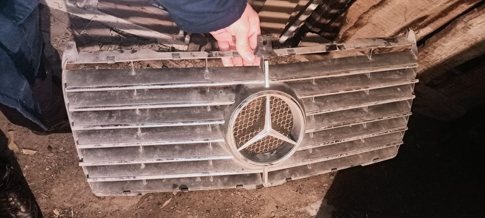 Продам решотку на мерседес 124
