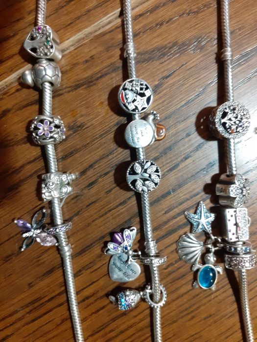 3 brățări Pandora, fiecare cu 5 charm uri