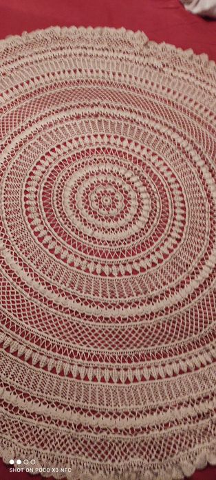 Ръчно изработена покривка за кръгла маса