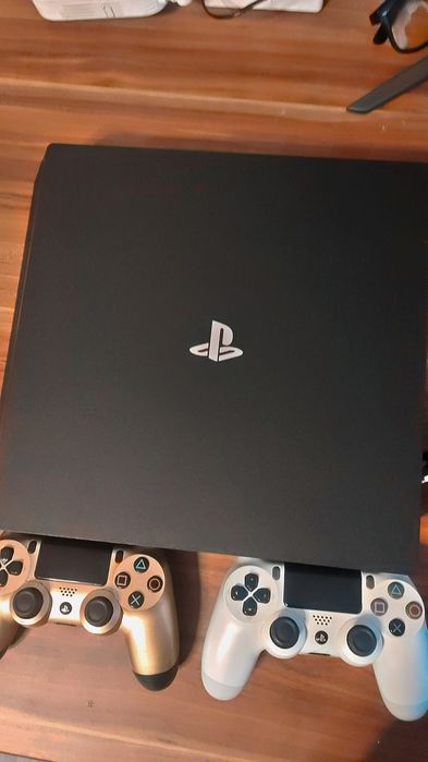 Vând PS 4 pro de 1TB