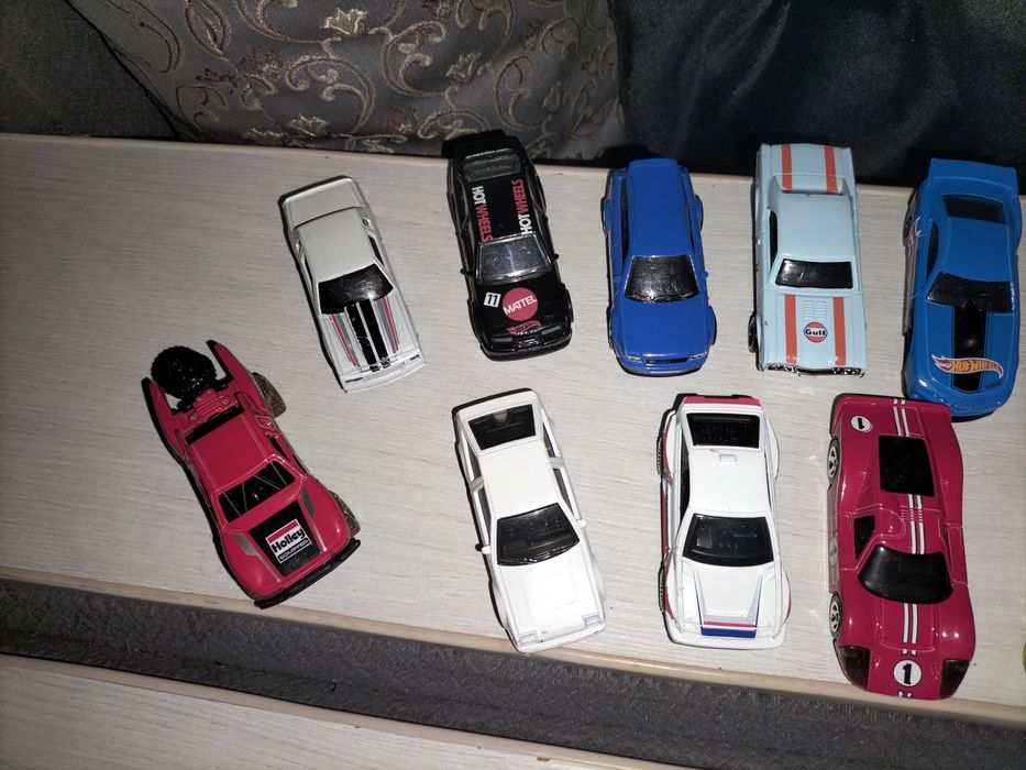 Продам машинки хотвилс