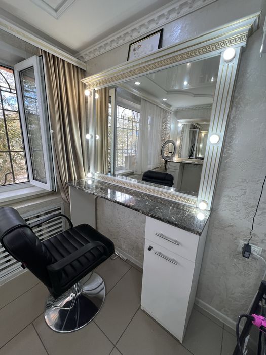 Зеркала с подстеткой и шкафом