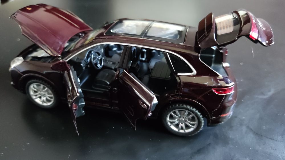 Macheta auto Porsche Cayenne, metalica, scara 1:32