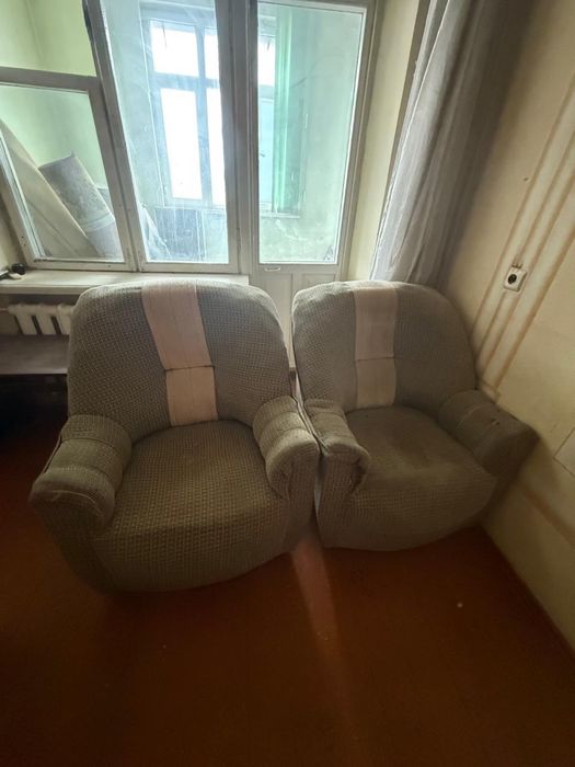 Диван с креслой открываеться