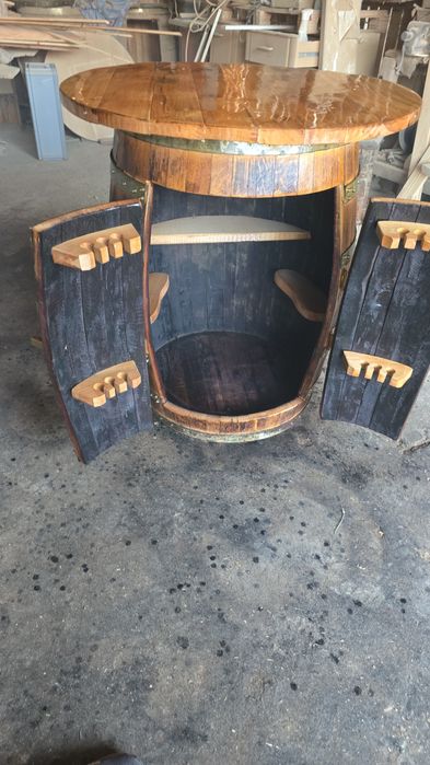 Butoi tip bar cu uși de vizitare