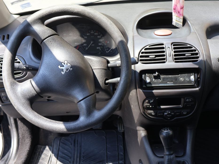 Продавам Пежо 206