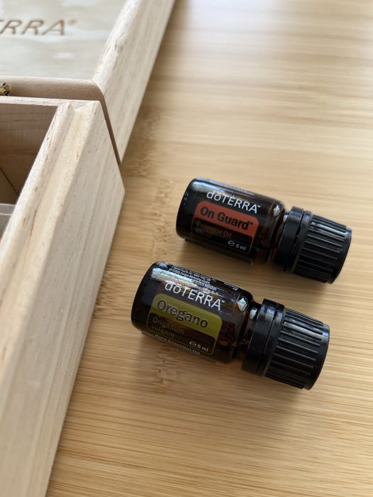 Дървена кутия с логото на doTERRA + възможност за добавяне на масла (On guard 5 ml + Oregano 5 ml)