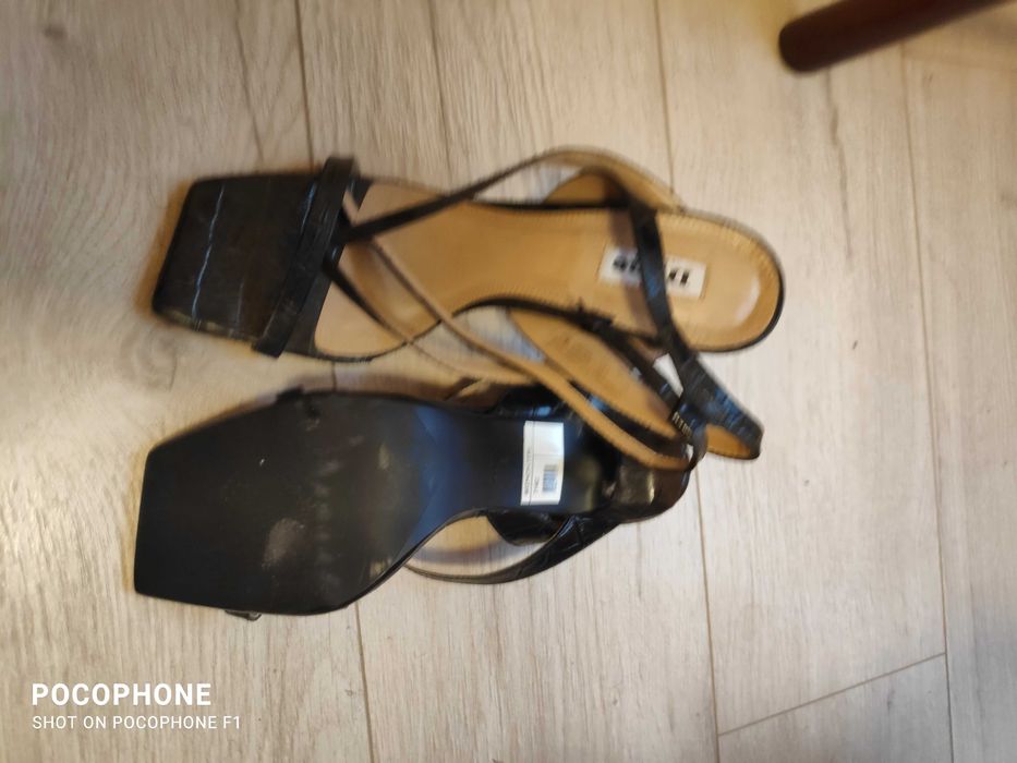 Обувки с ток, Dune