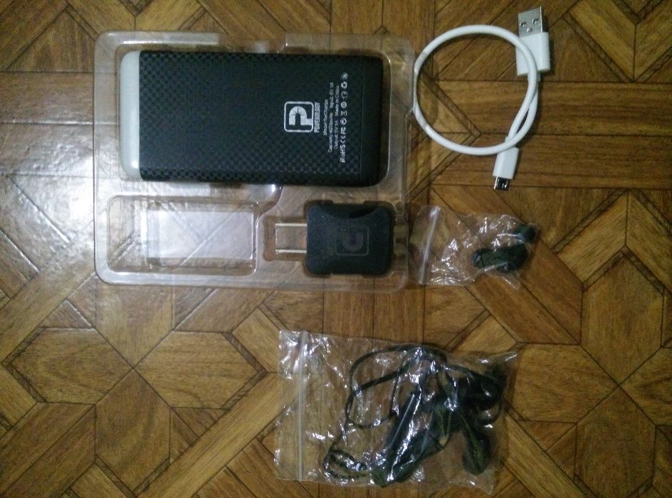 НОВ комплект: Външна батерия с фенерче, слушалки с микрофон и зарядно