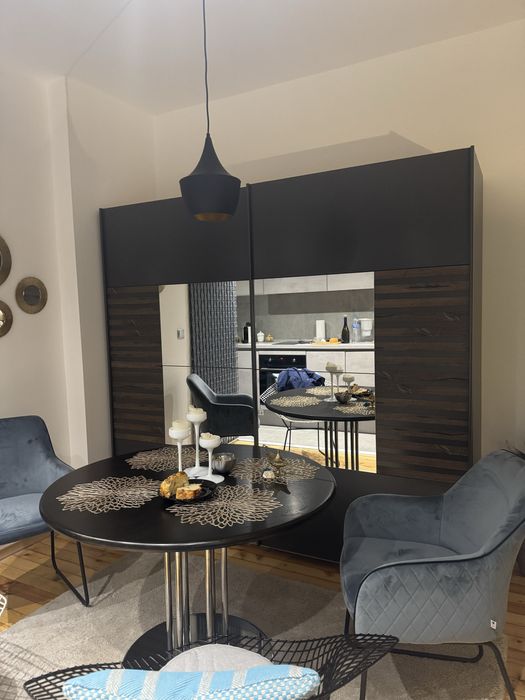 Двукрилен гардероб