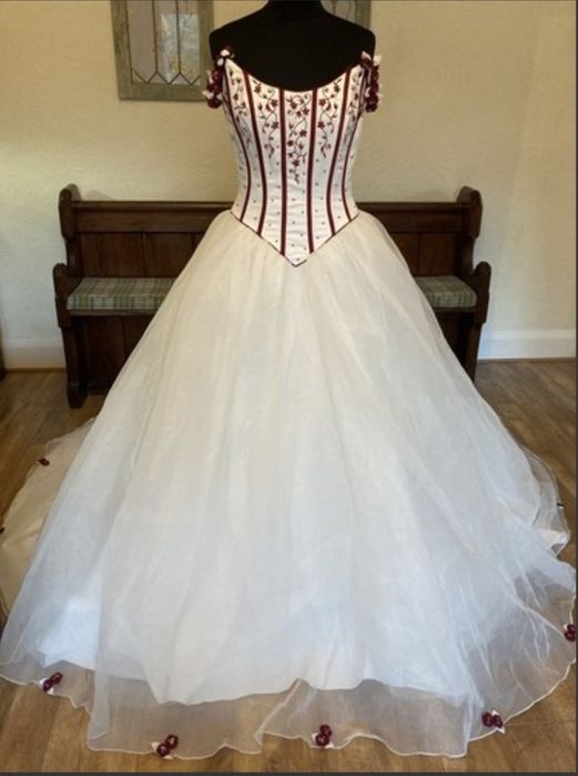 Булчинска рокля на английската марка Sincerity, размер 52