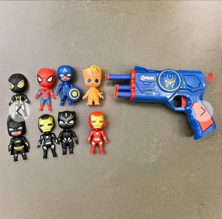 Комплект 8 фигурки с пистолет Avengers, Spiderman/Непобедимите