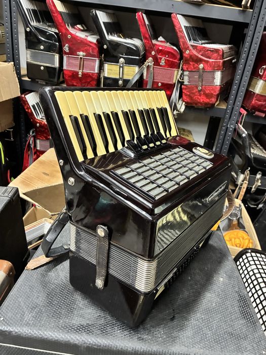 Acordeon Weltmeister Stella cu 60 de basi