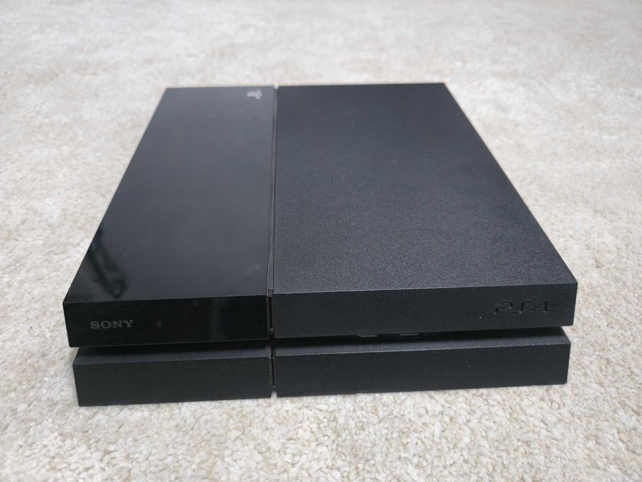PS4 cu maneta si 20 jocuri
