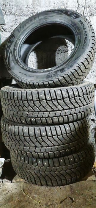 Продам зимнюю резину 250,60,16