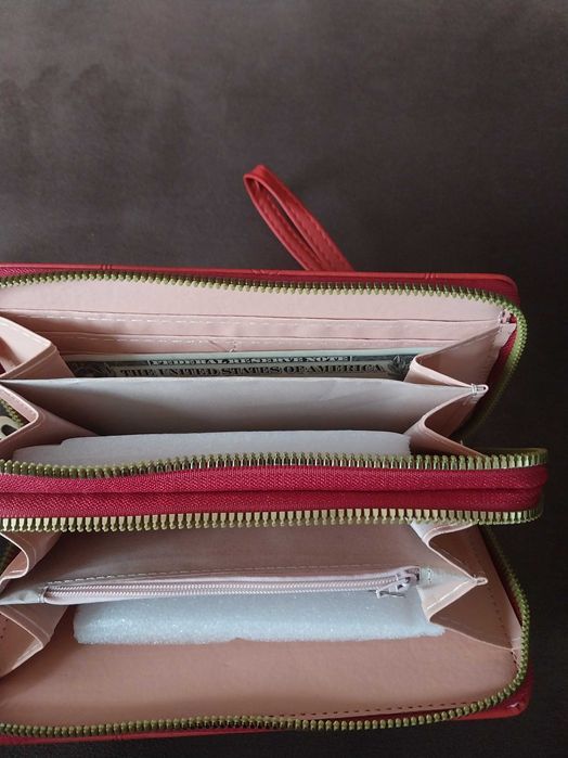 Дамско портмоне в червено