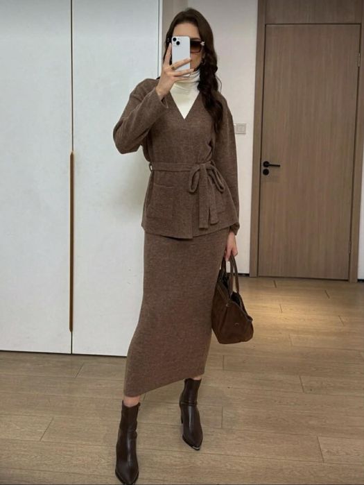 Елегантен дамски кафяв комплект с пола и жилетка XS