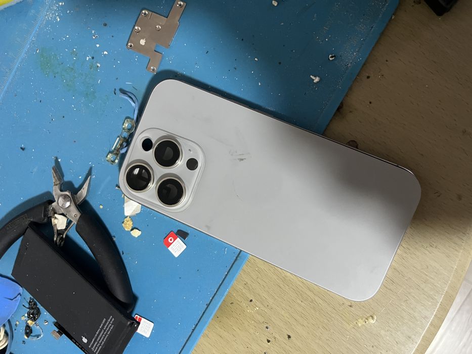 Carcasa iphone 16 pro gri