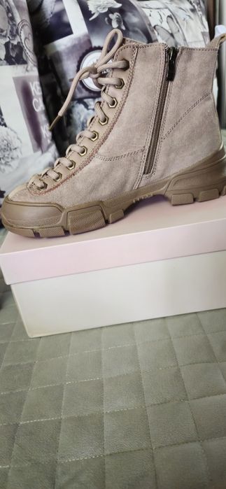 Продам женские демисезонные ботинки