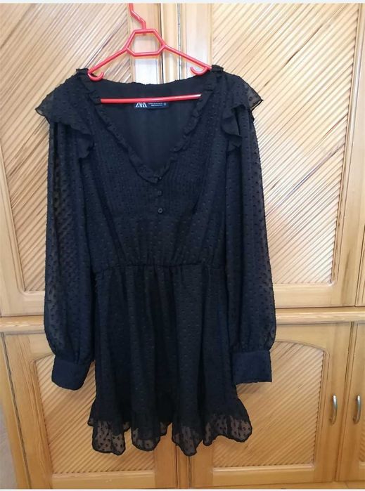 Къса черна рокля с  дълъг ръкав Zara