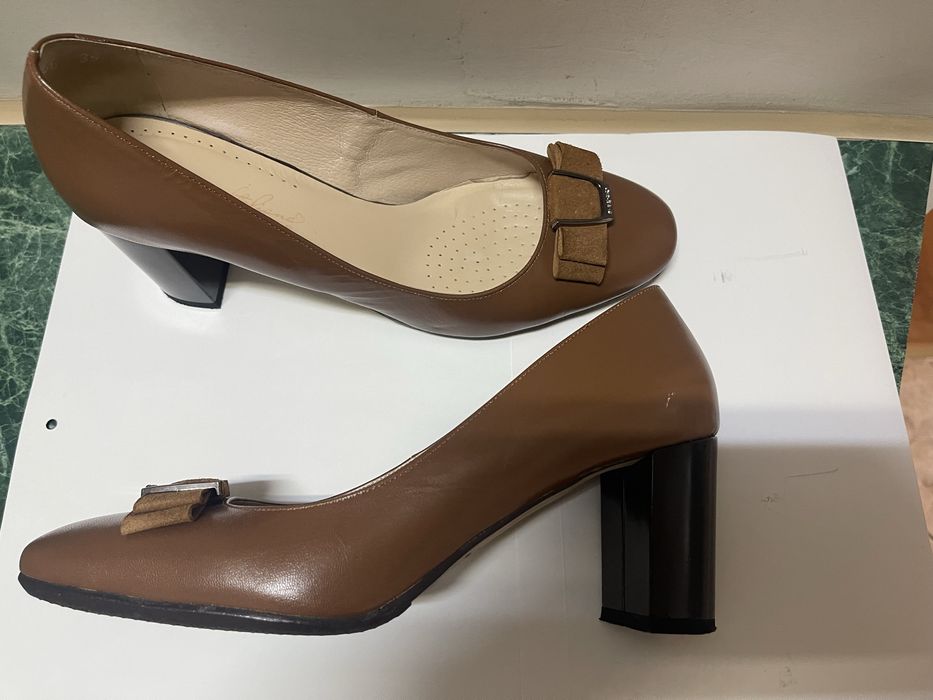 Кафяви обувки на ток