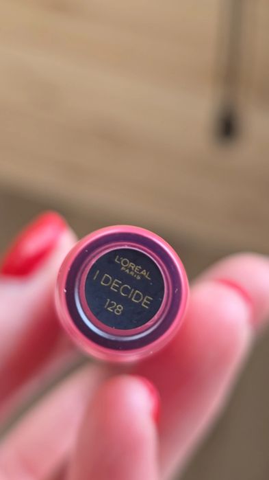 Ruj lichid mat L’Oreal Paris Rouge Signature