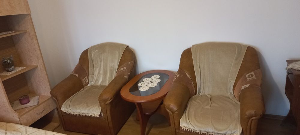 Închiriez garsonieră decomandată în zona liceelor   Pedagogic și Energetic, centrală proprie.