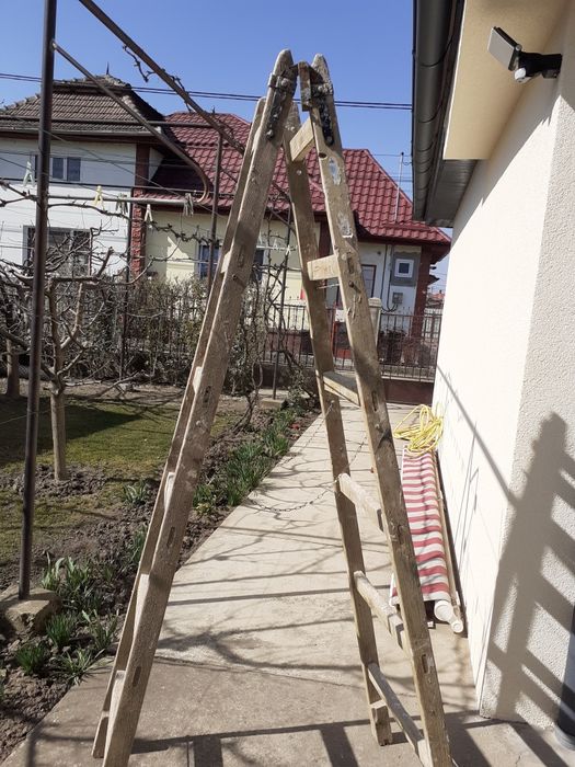Vând scară dublă din lemn
