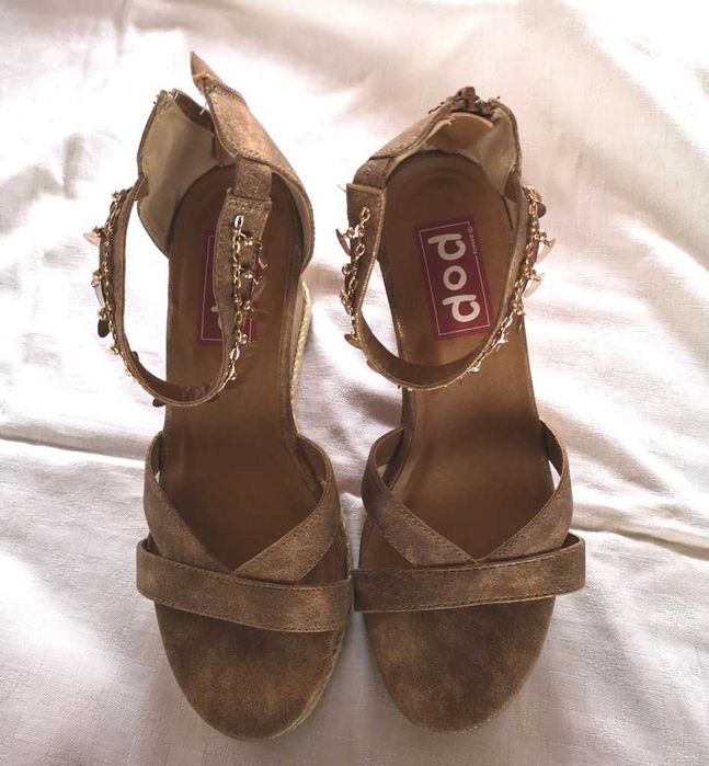 Vand sandale de piele cu banuti aurii, marimea 38-39