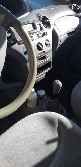 Продавам лек автомобил Тойота Ярис