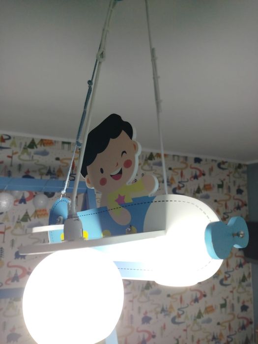 Pat stil căsuță! Plus 2 mochete și o lustră stil avion!